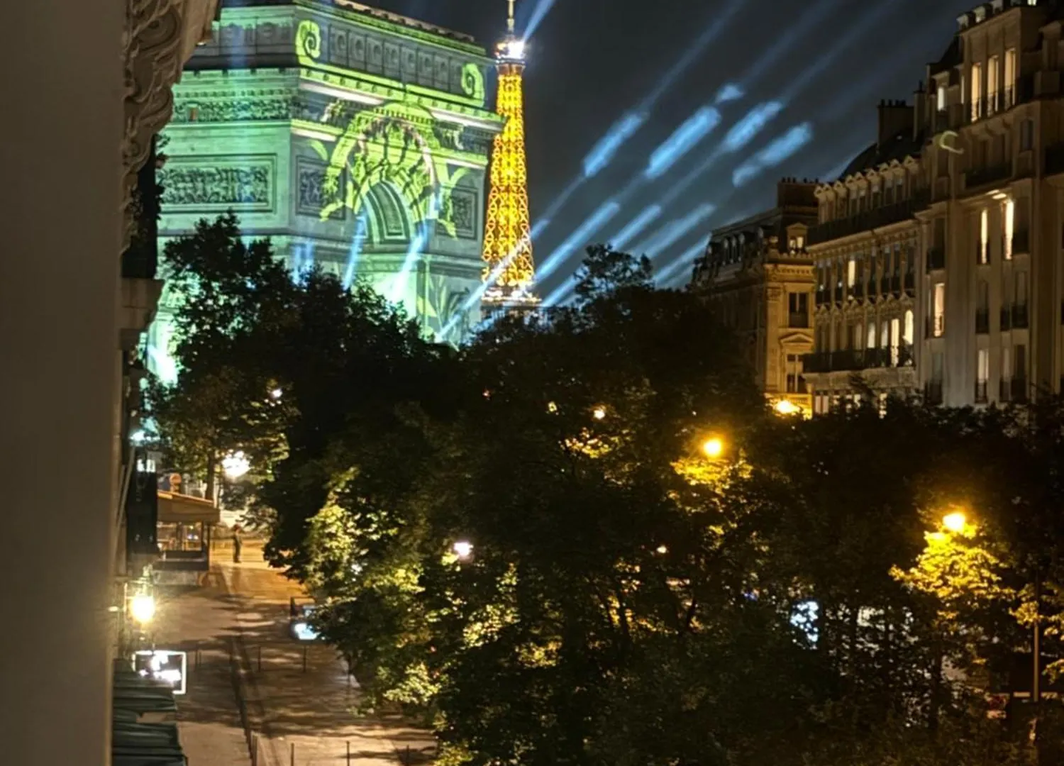Beautiful Rooms Nearby Champs Elysees contacts